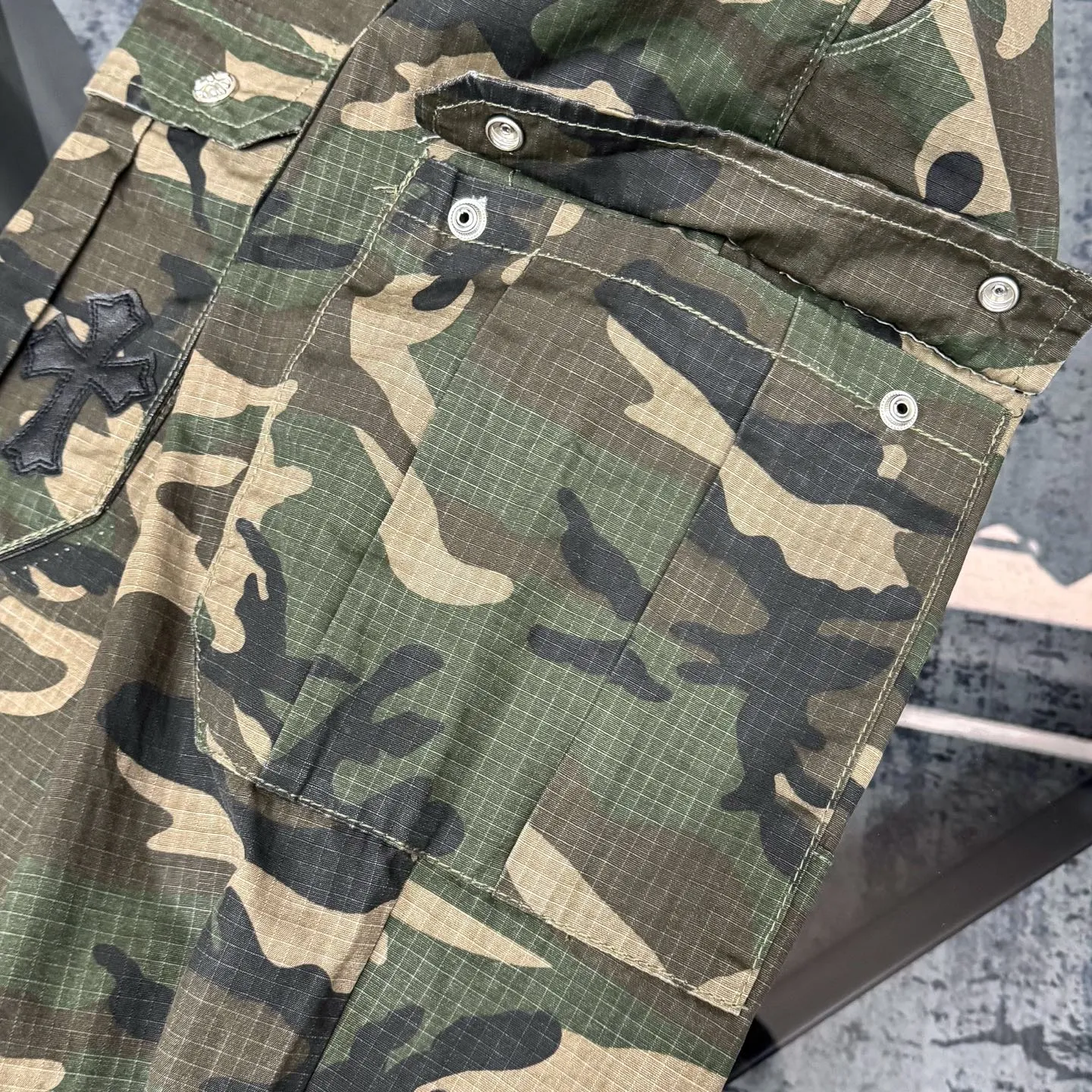 P280 Chrome HeartsCH camouflage logging pants straight-leg Sanskrit unisex overalls, W-level cabinet, patchwork cross pattern embellishment, high-waisted washed jeans! ! Absolutely high-end luxury products, 1.9W-level god-level single products, super popular products, built with top heavy industry, a magic weapon that cannot be missed. About Zangyin, this is an extremely luxurious fashion brand, which can also be called the aristocrats of the high street. It has always been an exclusive brand for some hipsters or the rich second generation. Compared with ordinary high streets, it is more luxurious and noble. Compared with luxury brands, it has a more fashionable personality and has always been a brand that I have a special liking for. Imported yarn is custom-woven into a high-density twill canvas, which ensures a crisp silhouette while also making the fabric very delicate to the touch. It follows the B01 classic silhouette, with a crisp and stylish upper body. The ready-made garments are stone-milled and fermented, so they can be matched with any style. Buttons and zippers are made of authentic YKK retro metal products. Double-layer canvas on the front knees has perfect details. All hardware is customized. Color: Camouflage Size: 28/30/32/34/36 Waist: 74/79/84/89/94 Sitting: 104/109/114/119 Pants length: 101/102/104/106/108